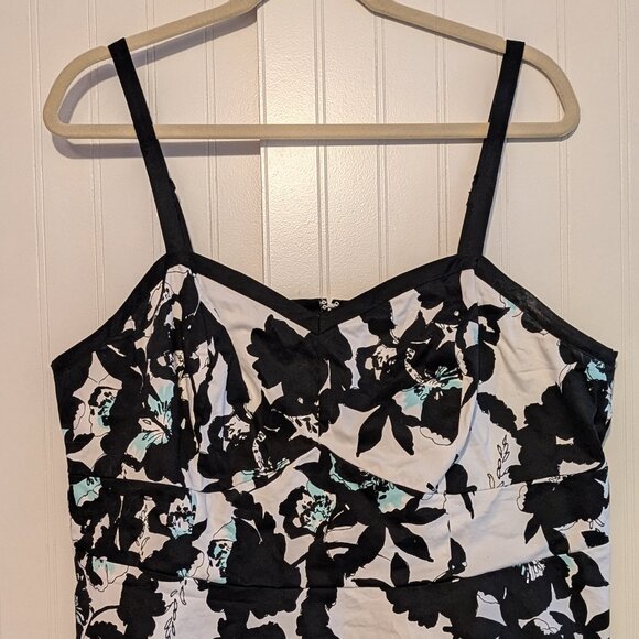 White top with black straps and flowers - Picture 1 of 5